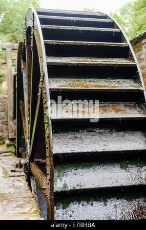 Wasserrad am Sägewerk Stockfoto