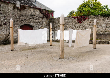 Alten altmodischen Wäscheleine im Hof eines herrschaftlichen Hauses Stockfoto