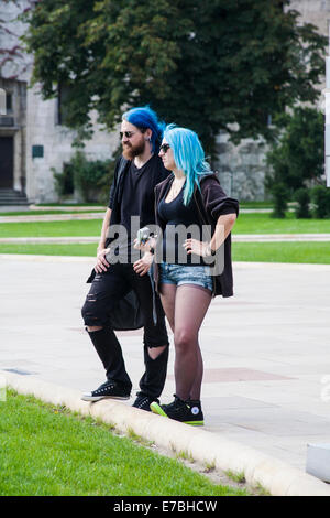 Paar mit blauen Haaren im Hof des Königsschloss Wawel, Krakau, Polen im September Stockfoto