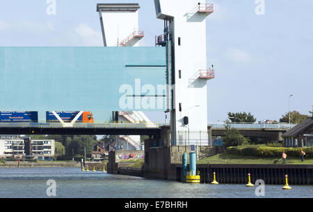 Rotterdam, Zuid-Holland, Niederlande, Holland. 10. September 2014. Die Hollandse IJssel (holländische IJssel) verbindet Rotterdam mit der Nordsee. Im Hochwasserfall wäre das Wasser abfließen, weil die steigenden Meerwasser es aufhören würde. Der Fluss würde daher leicht seine Banken platzen. Es gab zwei Hauptgründe für die Suche nach einer Lösung für die Gefahr von Überschwemmungen: Erstens die Hollandse Issel durchfließt die niedrigsten liegenden Bereich der Niederlande. Zweitens ist dies eines der bevölkerungsreichsten Gebiete der Niederlande. Zunächst bauen eines Dammes halb geschlossen, in der Hollandse IIsse Stockfoto