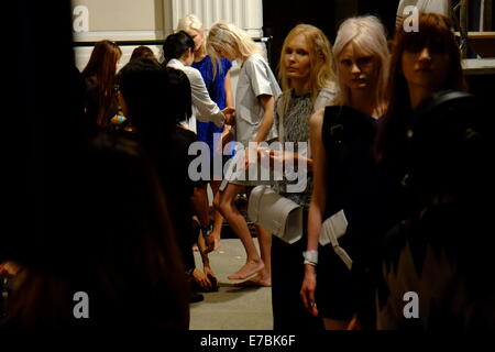 London, UK. 12. September 2014. Modelle auf dem Laufsteg für Jamie Wei Huang gehen zeigen, Fashion Scout, Freemasons Hall, LFW Credit: Rachel Megawhat/Alamy Live News Stockfoto