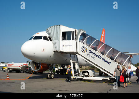 Passagiere von Bord gehen von einem Easyjet-Flug am Flughafen Berlin Schönefeld ist angekommen Stockfoto