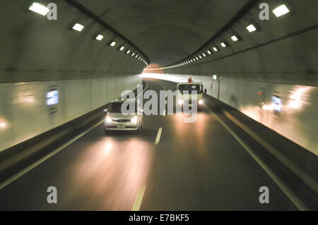 Bewegungsunschärfe des Autos im Tunnel Japan für den Transport Stockfoto