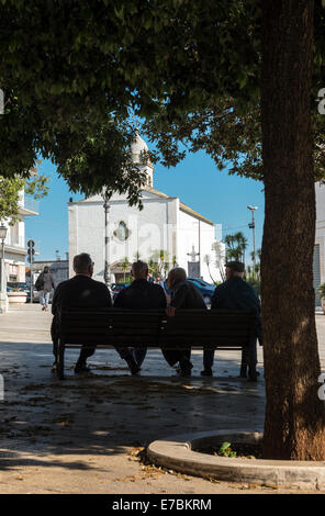 Auf dem Platz in Alberobello, Apulien, Italien. Stockfoto