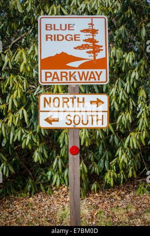 Ein Ortseingangsschild an der Blue Ridge Parkway weist Touristen im Norden und Süden Stockfoto