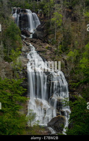 Eine Langzeitbelichtung Schuss von Upper Whitewater Falls in South Carolina im Sommer Stockfoto