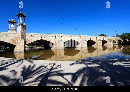 Sommer, Puente del Mar-Brücke, alte Brücke (Puente del Mar) über den Fluss Turia, Stadt Valencia, Spanien, Europa Stockfoto