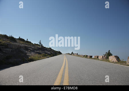 Gelb Schild an der Straße eine Linie auf Asphalt. Während der Fahrt der Straße sehen Sie Horizont Stockfoto