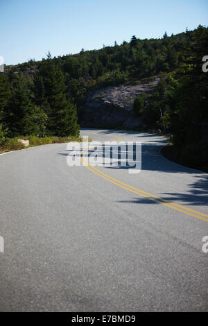 Gelb Schild an der Straße eine Linie auf Asphalt. Während der Fahrt der Straße sehen Sie Horizont Stockfoto
