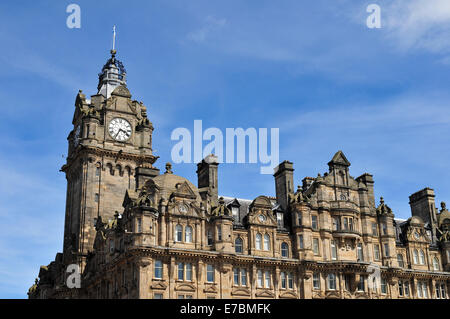 Das Balmoral Hotel, Princes Street, Edinburgh, Schottland, UK gezeigt vor einem blauen Himmel an einem herrlichen Nachmittag Juni Stockfoto