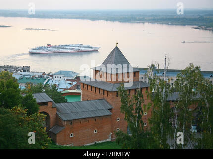 Abend Herbst Kreuzfahrt auf der Wolga in Nischni Nowgorod, Russland Stockfoto