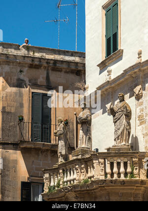 Statuen auf einer Balustrade am Eingang an der Piazza del Duomo, Lecce, Apulien, Italien Stockfoto