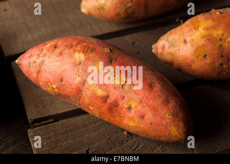 Organische Rohstoffe Süßkartoffeln auf einem Hintergrund Stockfoto