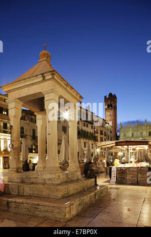 Piazza Delle Erbe, Verona, Italien, mit dem Torre del Gardello im Hintergrund. Stockfoto