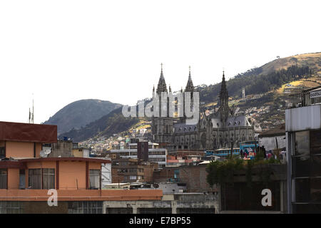 Die Basilika del Voto Nacional (Basilika des nationalen Gelübdes) fotografiert von der Alameda-Park in Quito, Ecuador Stockfoto