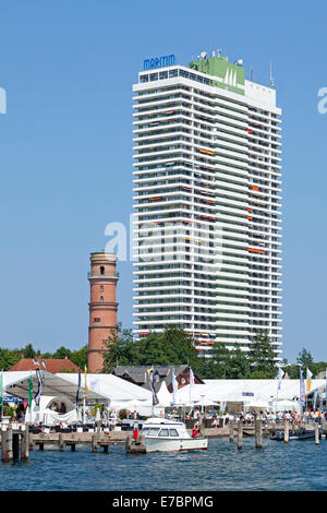 Alter Leuchtturm und Hotel Maritim, Travemünde, Schleswig-Holstein, Deutschland Stockfoto