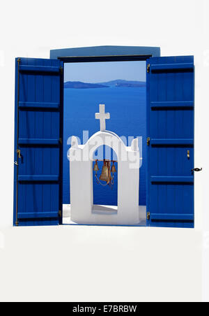 Traditionelle griechische blaue Fenster auf Santorin, Griechenland Stockfoto