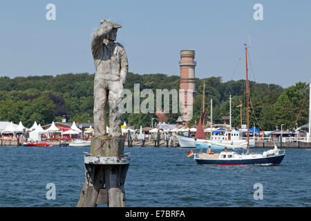 Statue von Fiete und alten Leuchtturm, Priwall, Travemünde, Schleswig-Holstein, Deutschland Stockfoto