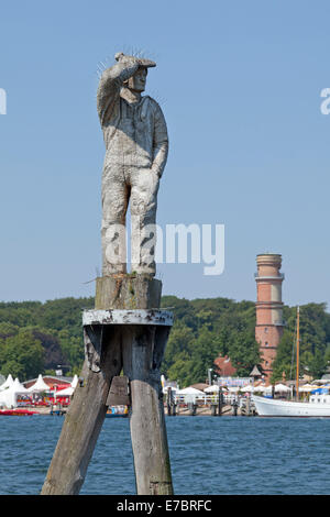 Statue von Fiete und alten Leuchtturm, Priwall, Travemünde, Schleswig-Holstein, Deutschland Stockfoto