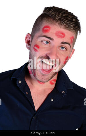 junger Mann abgelenkte rote Lippen auf Gesicht auf weißem Hintergrund Stockfoto