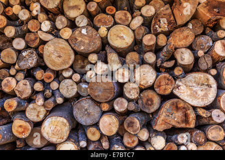 Hintergrund der trockenen Scheitholz meldet sich in einem Haufen Stockfoto