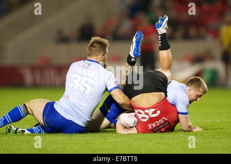 Salford, UK. 12. Sep, 2014. Super League-Rugby. Salford Reds versus Widnes Wikinger. Salford Red Devils Verteidiger Kevin Locke in Aktion. Bildnachweis: Aktion Plus Sport/Alamy Live-Nachrichten Stockfoto