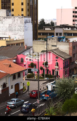 Felipe Borja Street an der Alameda-Park mit unbekannten Fußgänger in Quito, Ecuador Stockfoto