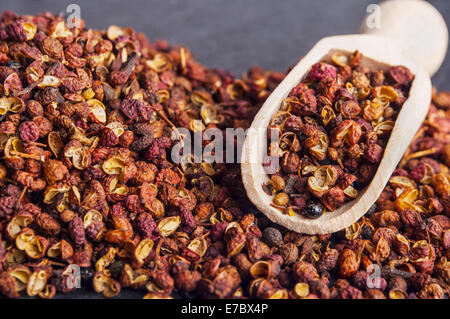 Hölzerne Schaufel mit Szechuan-Pfeffer - Sichuan Pfeffer Stockfoto
