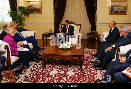 Ankara. 12. Sep, 2104. Der Türkei Prime Minister Ahmet Davutogluin (C) trifft sich mit US-Außenminister John Kerry (3. L) in Ankara, 12. September 2104. US-Außenminister John Kerry bezahlt einen Besuch in Ankara am Freitag zu mehr Beitrag zu einer US-geführten Koalition zur Bekämpfung der militanten islamischen Staat (IS) im Irak und in Syrien Türkei fordern. © Mert Macit/Xinhua/Alamy Live-Nachrichten Stockfoto