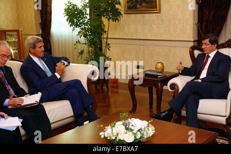 Ankara. 12. Sep, 2104. Der Türkei Prime Minister Ahmet Davutogluin (R) trifft sich mit US-Außenminister John Kerry (2 L) in Ankara, 12. September 2104. US-Außenminister John Kerry bezahlt einen Besuch in Ankara am Freitag zu mehr Beitrag zu einer US-geführten Koalition zur Bekämpfung der militanten islamischen Staat (IS) im Irak und in Syrien Türkei fordern. © Mert Macit/Xinhua/Alamy Live-Nachrichten Stockfoto