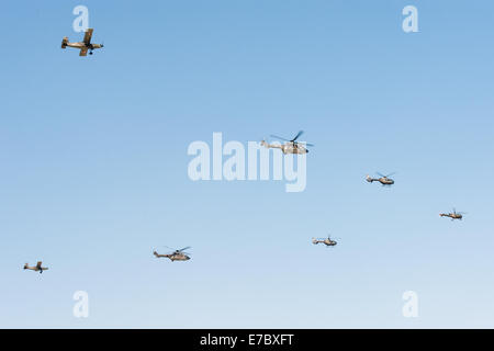 PAYERNE, Schweiz - SEPTEMBER 6: Flug von verschiedenen Schweizer Militärhubschrauber in Bildung auf AIR14 Airshow in Payerne, Switz Stockfoto