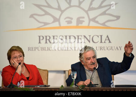 Montevideo, Uruguay. 12. Sep, 2014. Uruguays President Jose Mujica (R) und Chiles Präsidentin Michelle Bachelet teilnehmen eine Pressekonferenz im Suarez und Reyes Präsidentenpalast in Montevideo, der Hauptstadt von Uruguay, am 12. September 2014. Chiles Präsidentin Michelle Bachelet ist in Uruguay, Vereinbarungen für den Austausch von Steuerinformationen, Menschenrechte und technologische Entwicklung, laut Lokalpresse zu unterzeichnen. © Nicolas Celaya/Xinhua/Alamy Live-Nachrichten Stockfoto