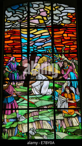 Glasmalerei-Fenster Darstellung Jesus an der Via Dolorosa mit Veronica und ihren Schleier. Stockfoto