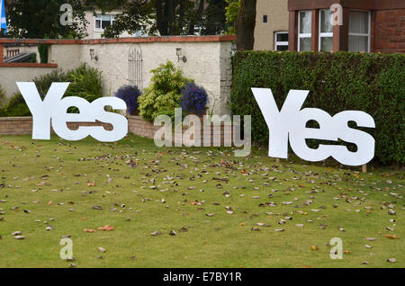 JA große Zeichen in einem Garten in Glasgow, Schottland Stockfoto