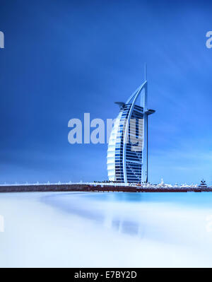 DUBAI, Vereinigte Arabische Emirate - FEB 09: Burj Al Arab ist 321m höchste Hotel der Welt, Luxus-Hotel steht auf einer künstlichen Insel Stockfoto