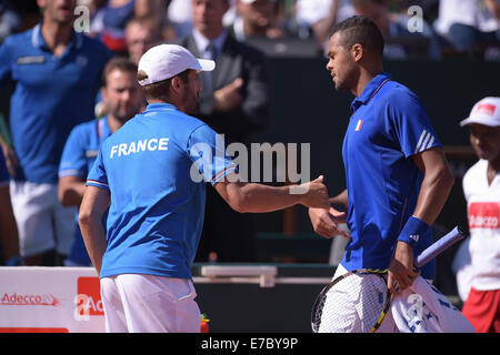 Paris, Frankreich. 12. Sep, 2014. Davis Cup Tennis Halbfinale Frankreich gegen Tschechien. Jo Wilfried Tsonga (Fra) schüttelt Hände mit Arnaud Clement Coach Credit: Action Plus Sport/Alamy Live News Stockfoto