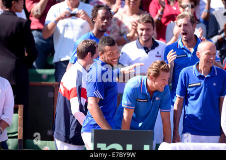 Paris, Frankreich. 12. Sep, 2014. Davis Cup Tennis Halbfinale Frankreich gegen Tschechien. Jo Wilfried Tsonga (Fra) und dem französischen team Credit: Action Plus Sport/Alamy Live News Stockfoto