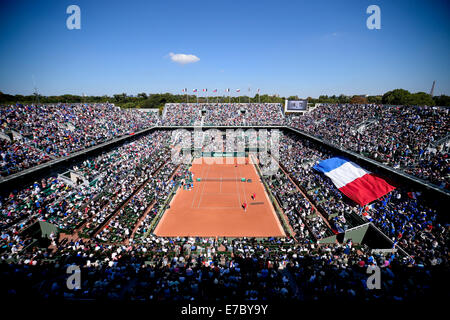 Paris, Frankreich. 12. Sep, 2014. Davis Cup Tennis Halbfinale Frankreich gegen Tschechien. Unterstützer von Frankreich winken ihren Bannern Credit: Action Plus Sport/Alamy Live News Stockfoto