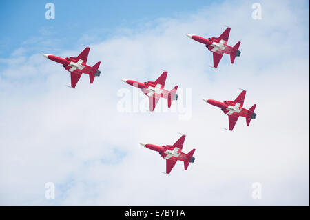 PAYERNE, Schweiz - SEPTEMBER 7: Flug der Patrouille Suisse Kunstflugstaffel in engen Formation auf AIR14 Airshow in Payerne Stockfoto