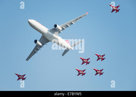 PAYERNE, Schweiz - SEPTEMBER 6: Flug des Airbus A330 der Swiss Airlines, gefolgt von Kunstflugstaffel Patrouille Suisse Stockfoto