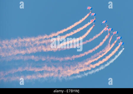 PAYERNE, Schweiz - SEPTEMBER 6: Flug der Royal Air Force Falcons mit Fallschirmen in Bildung auf AIR14 Airshow in Payerne, Stockfoto