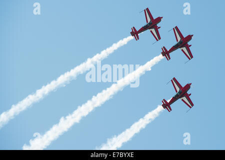 PAYERNE, Schweiz - SEPTEMBER 6: Flug Royal Jordanian Falcons Kunstflugstaffel in engen Formation auf AIR14 airshow Stockfoto