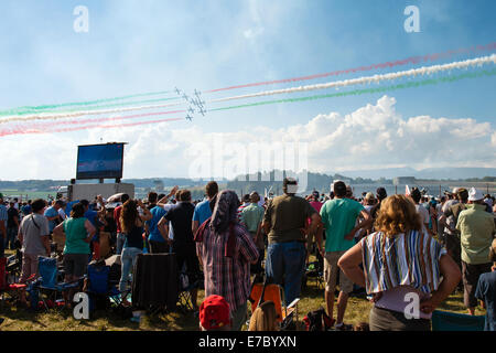 PAYERNE, Schweiz - SEPTEMBER 6: Flug des italienischen aerobatic team Frecce Tricolori auf AIR14 Airshow in Payerne, Schweiz Stockfoto