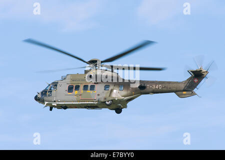 PAYERNE, Schweiz - SEPTEMBER 7: Flug von Team Super Puma 2014 Hubschrauber auf AIR14 Airshow in Payerne, Schweiz Stockfoto