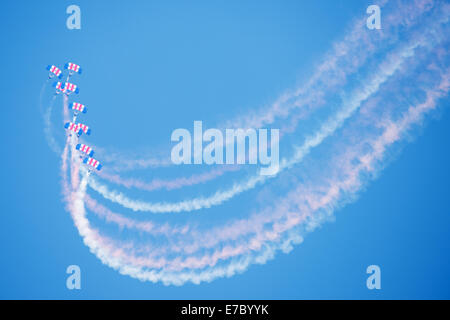 PAYERNE, Schweiz - SEPTEMBER 7: Flug der Royal Air Force Falcons mit Fallschirmen in Bildung auf AIR14 Airshow in Payerne Stockfoto