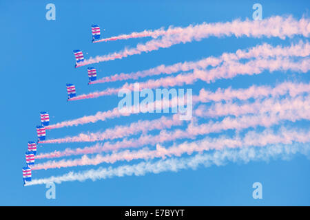 PAYERNE, Schweiz - SEPTEMBER 7: Flug der Royal Air Force Falcons mit Fallschirmen in Bildung auf AIR14 Airshow in Payerne Stockfoto