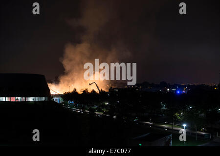 Nottingham, UK. 13. September 2014. Ein großes Feuer an der Universität Nottinghams, nagelneu, modernster GlaxoSmithKline Carbon Neutral Labor am Jubilee Campus ausgebrochen. Einheimischen wurde geraten, zu Hause zu bleiben. © Byron Kirk/Alamy Live-Nachrichten Stockfoto