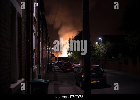 Nottingham, UK. 13. September 2014. Ein großes Feuer an der Universität Nottinghams, nagelneu, modernster GlaxoSmithKline Carbon Neutral Labor am Jubilee Campus ausgebrochen. Einheimischen wurde geraten, zu Hause zu bleiben. © Byron Kirk/Alamy Live-Nachrichten Stockfoto