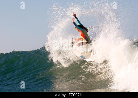 San Clemente, Kalifornien, USA. 12. September 2014. Johanne Defay Surfen niedriger Böcke auf eine Lay-Day-Sitzung während der ASP Women Swatch Pro World Tour Surfen Veranstaltung in San Clemente, CA Credit: Benjamin Ginsberg/Alamy Live News Stockfoto