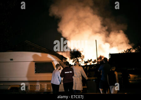 Nottingham, UK. 13. September 2014. Ein großes Feuer an der Universität Nottinghams, nagelneu, modernster GlaxoSmithKline Carbon Neutral Labor am Jubilee Campus ausgebrochen. Einheimischen wurde geraten, zu Hause zu bleiben. © Byron Kirk/Alamy Live-Nachrichten Stockfoto